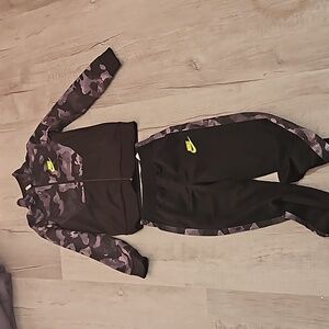 Boys Nike 2pc set. Size: 5-6.